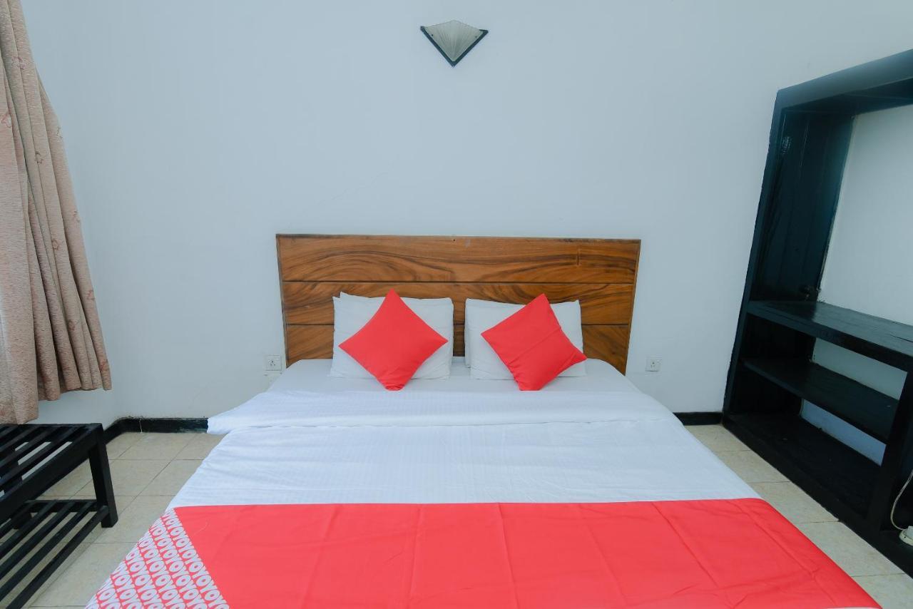 Oyo 479 Water Front Hotel Канді Екстер'єр фото