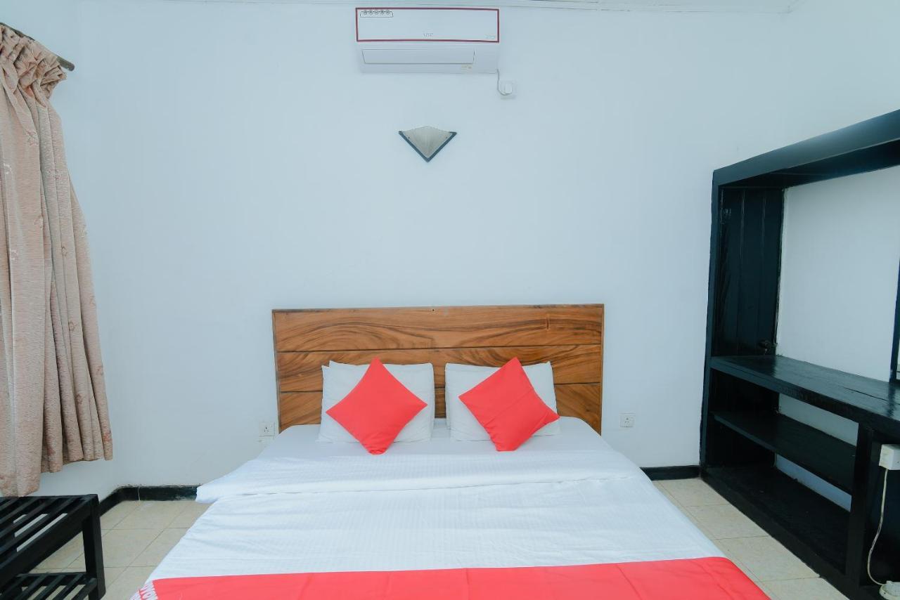 Oyo 479 Water Front Hotel Канді Екстер'єр фото